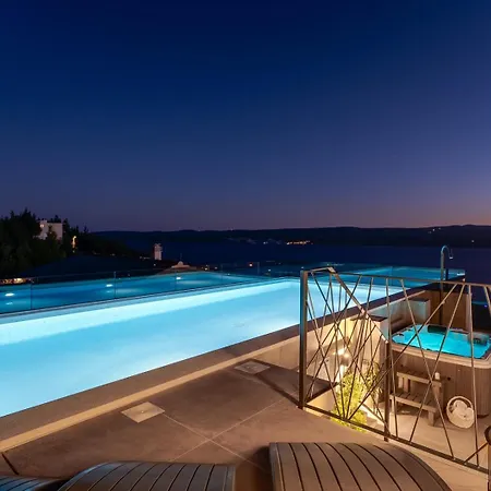 New Seaview Gabriel With Private Heated Pool And A Hot-tub *