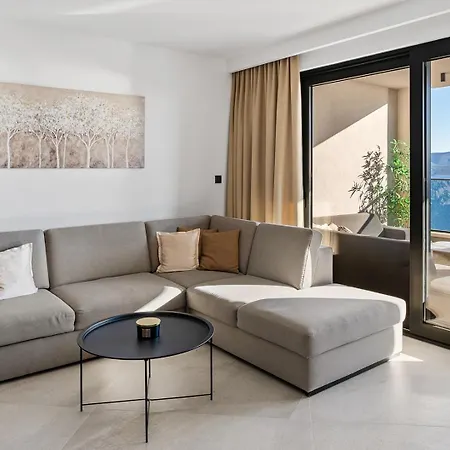 New Seaview Gabriel With Private Heated Pool And A Hot-tub